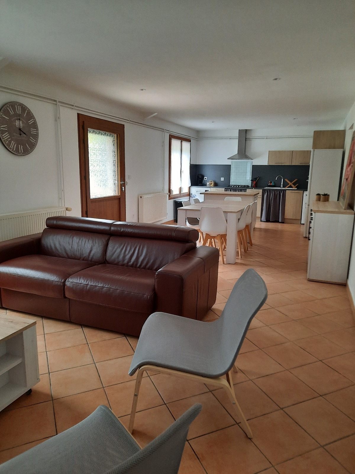 Grand salon avec canapé convertible